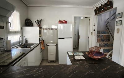 Bungalow de esquina totalmente renovado con gran jardín.